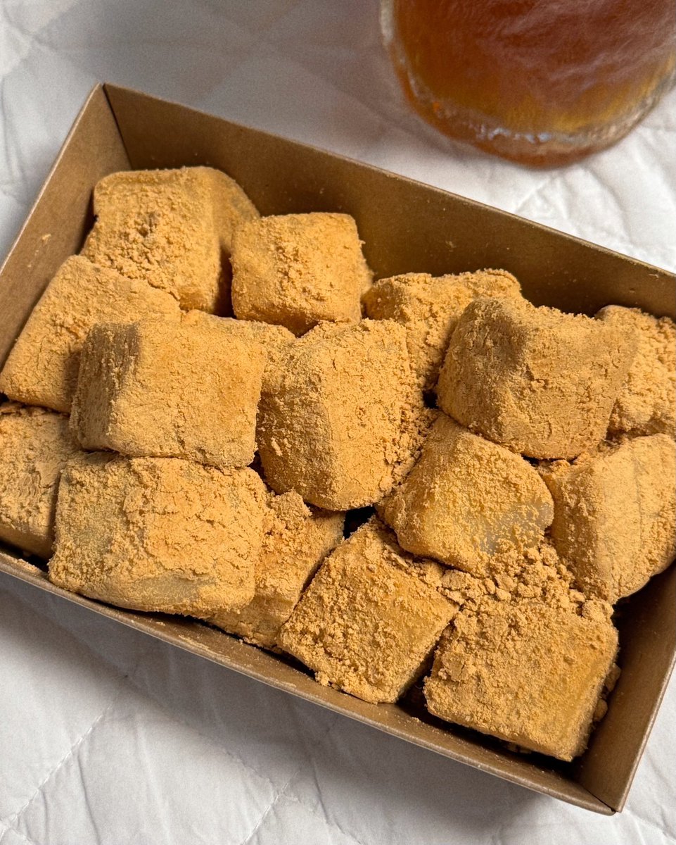 moois_eating's tweet image. 갓 나온 말랑 인절미 ˶ˊᜊˋ˶ ᐝ
너무 말랑해서 손끝으로 꾹 누르면 손가락이 폭.하고 사라져요 말랑폭신 고소함의 폭탄 한국인의 영혼이 담긴 유서깊은 코리안 디저트..
이맛이오 한접시 더주시오 !!