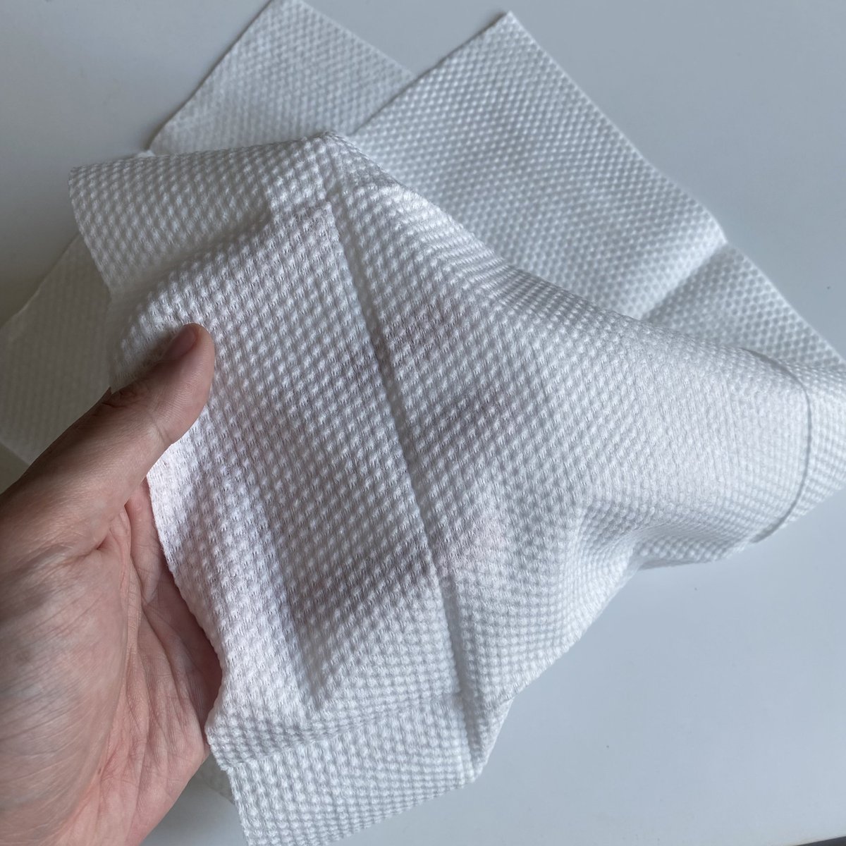 bbigkachu's tweet image. กูถูกใจไอเท็มสิ่งนี้มาก ไปเจอผ้าเช็ดตัวแบบใช้แล้วทิ้งมา🧺 เนื้อผ้าโอเคไม่บางเกินไป ซับน้ำได้ดี ไม่ใช่กระดาษทิชชู่นะแต่เป็นผ้าเลย เช็ดตัวเสร็จเอาไปตากให้แห้งแล้วเอามาใช้เช็ดตัวต่อได้อีก หมดปัญหาที่ต้องแบกผ้าขนหนูไปเที่ยว แถมตอนกลับกระเป๋าจะได้ไม่เหม็อนอับด้วย 🛁