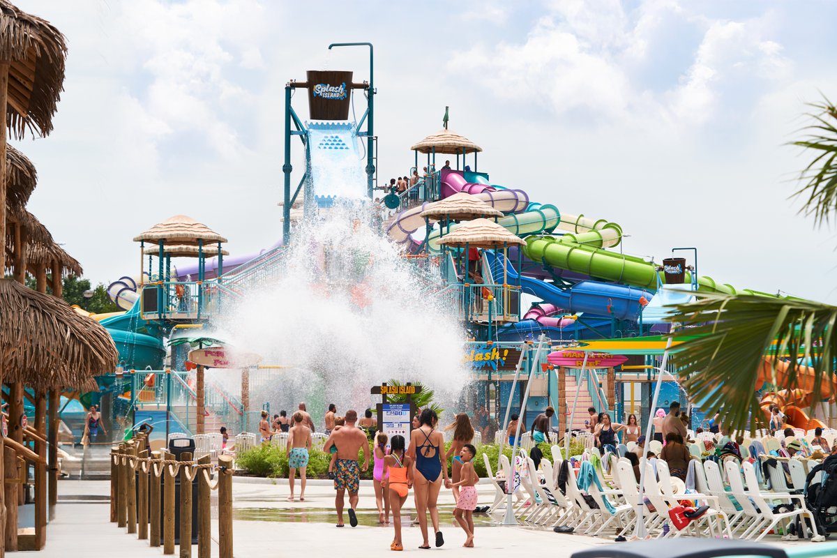 AmusementSource's tweet image. We had the opportunity to experience Six Flags Hurricane Harbor&apos;s new Splash Island! With 58,000 sq ft and 17 new slides, this is America&apos;s LARGEST water playground.

🌴 amusementsource.media/news/2025/7/16…

#SixFlags #HurricaneHarbor #SplashIsland #WaterPark #Arlington #AmusementSource