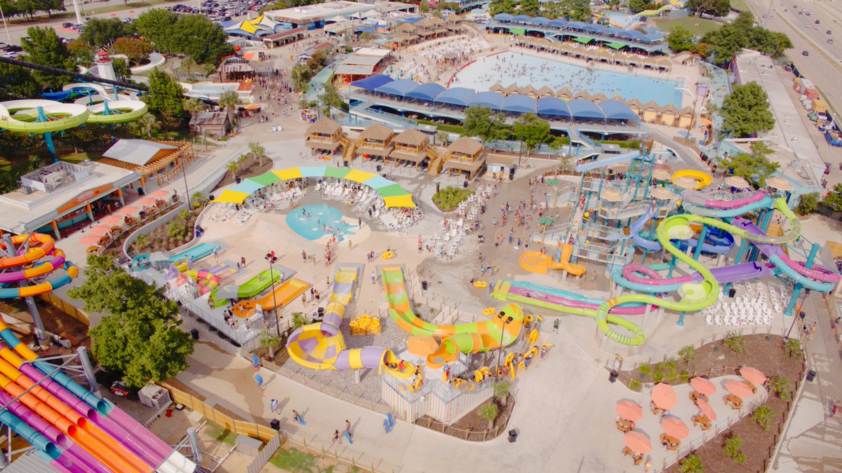 AmusementSource's tweet image. We had the opportunity to experience Six Flags Hurricane Harbor&apos;s new Splash Island! With 58,000 sq ft and 17 new slides, this is America&apos;s LARGEST water playground.

🌴 amusementsource.media/news/2025/7/16…

#SixFlags #HurricaneHarbor #SplashIsland #WaterPark #Arlington #AmusementSource