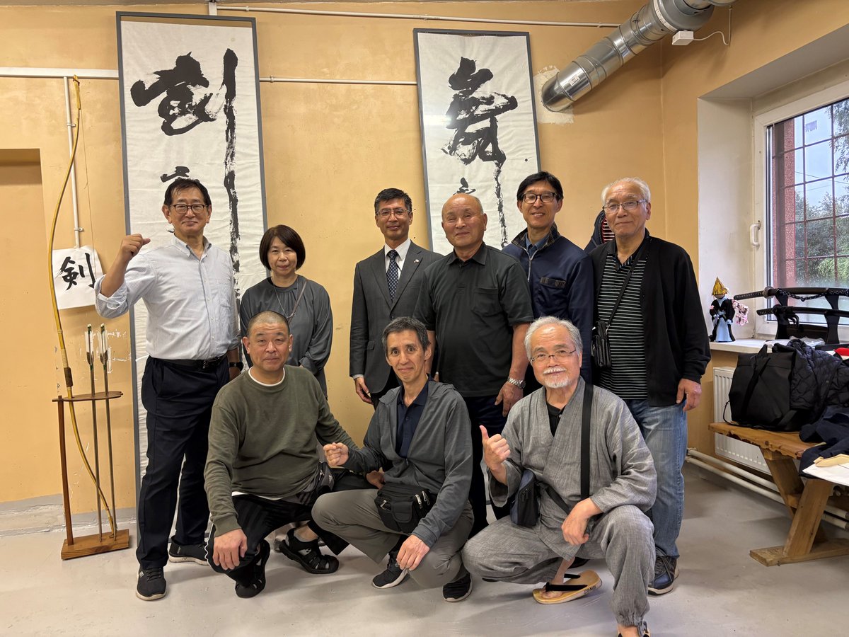 7月10日、磯野参事官は、ラトビア剣道連盟のキンズーリス会長の道場で行われた書道教室に参加しました。この教室では、翌々日から開催された剣道大会 "Riga Cup &amp; Yumura Cup 2025"のために当地を訪れた国際社会人剣道クラブの日本人教士８名が丁寧に指導。参加した方々と親睦を深めました。