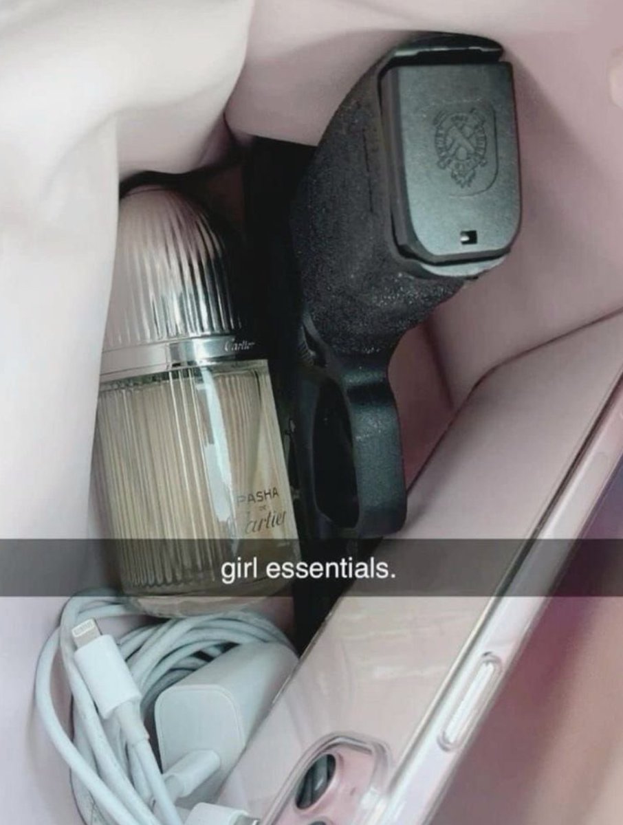 Kittycobaee's tweet photo. Self-defense, elegance &amp; 20% battery💌 https://t.co/ru26O7BfWI