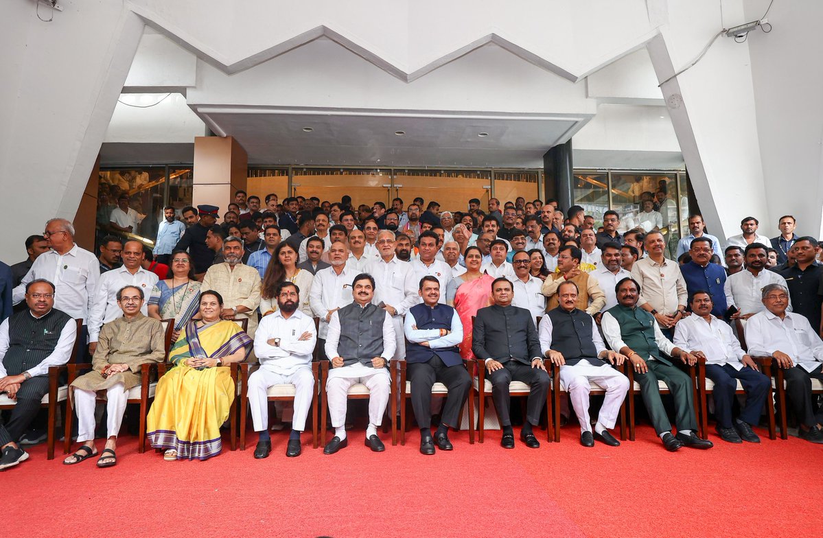 📸Group Photo!
A group photo of CM Devendra Fadnavis with Legislative Council Chairman Prof Ram Shinde, Legislative Assembly Speaker Adv Rahul Narwekar, DCM Eknath Shinde, DCM Ajit Pawar, Deputy Chairperson of the Legislative Council Dr Neelam Gorhe, Deputy Speaker of the