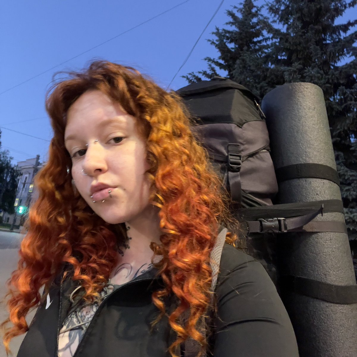 утром вот шла красивая с маленьким рюкзачком щас тоже красивая но никуда не уехала пока(((