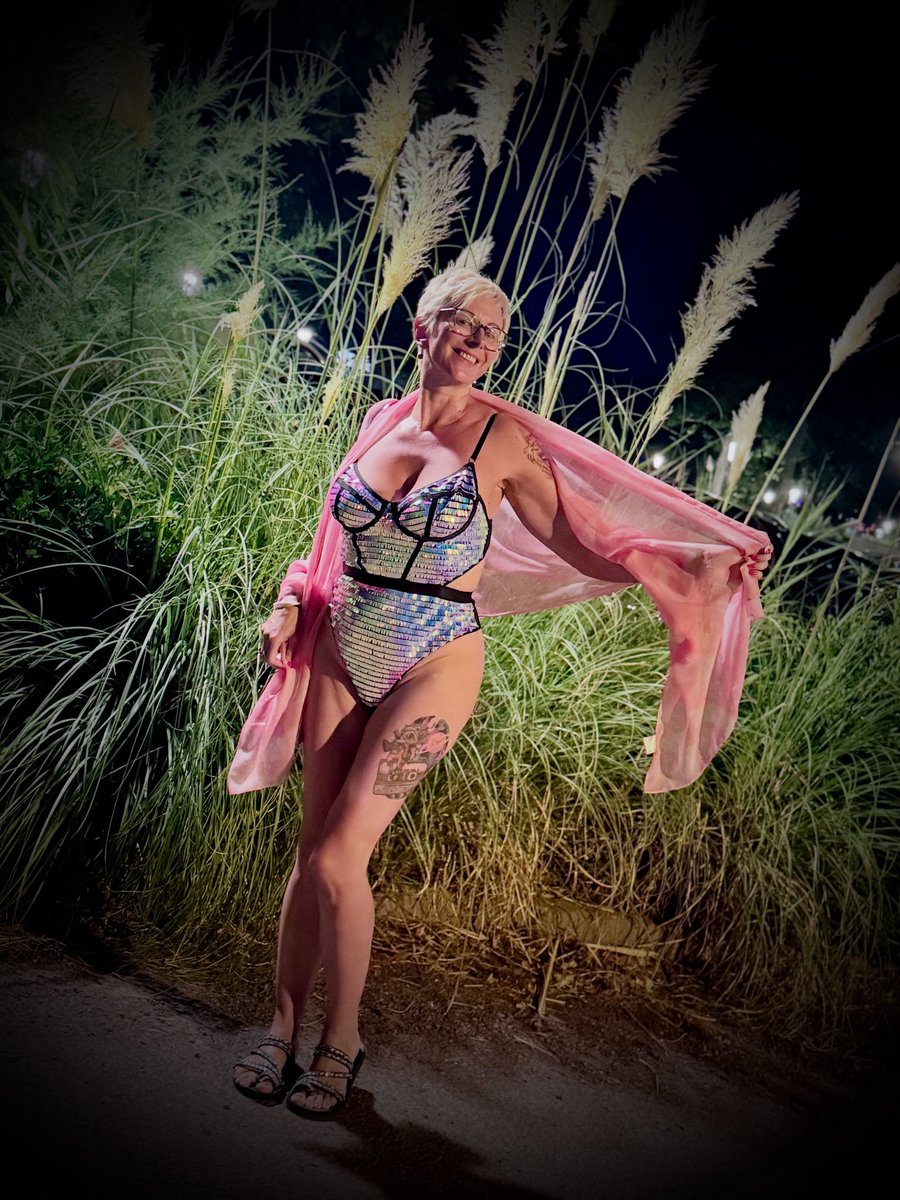 Ahhhh to be back at this time last week… also pampas grass on a swinging holiday? Of course we took a picture. Mrs H is looking hot, hot, hot!