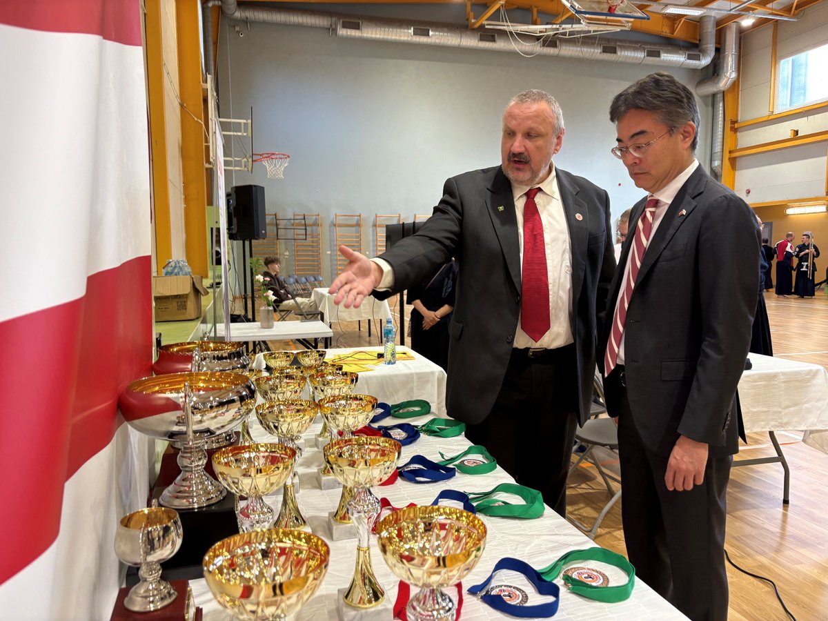 ７月１２日、吉田大使は、ラトビア剣道連盟主催の剣道大会「Riga Cup &amp; Yumura Cup 2025」の開会式で出場者の方々を激励した後、当日の全ての試合を観戦しました。瞬きする間に勝負が決するような目を見張る試合もあり、会場は活気に溢れていました。
