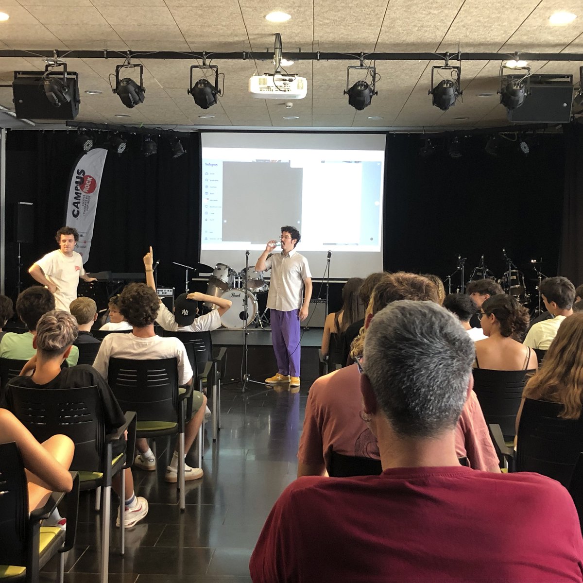 Avui <a href="/CalaVento/">Cala Vento</a> ha visitat <a href="/LaMarfamusica/">La Marfà</a>, en el marc del #CampusRock!!!
I per explicar-nos com és la vida real del músic, hem començat descarregant la seva furgo entre tot@s!
#CalaVento #CampusRock #LaMarfà #Música
