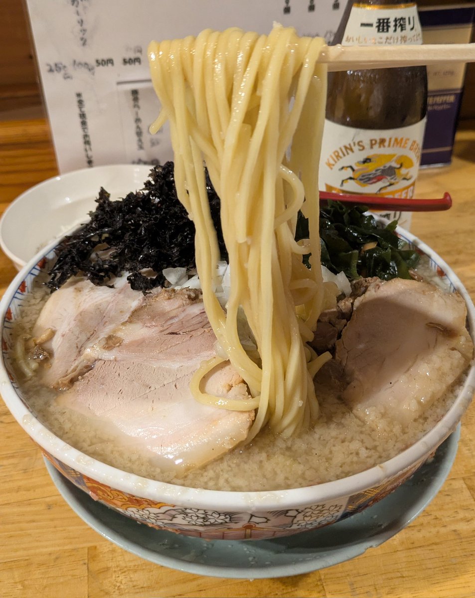 パワー軒！
『背脂煮干し塩 中🔥』
あっさり塩味、たっぷり背脂！
むむむ！こ、これは！あのぱっつん麺なのか！柔めでこんなに違うとは！新発見👺今日も大満足！ごちそうさまでした🙏
#パワースポット