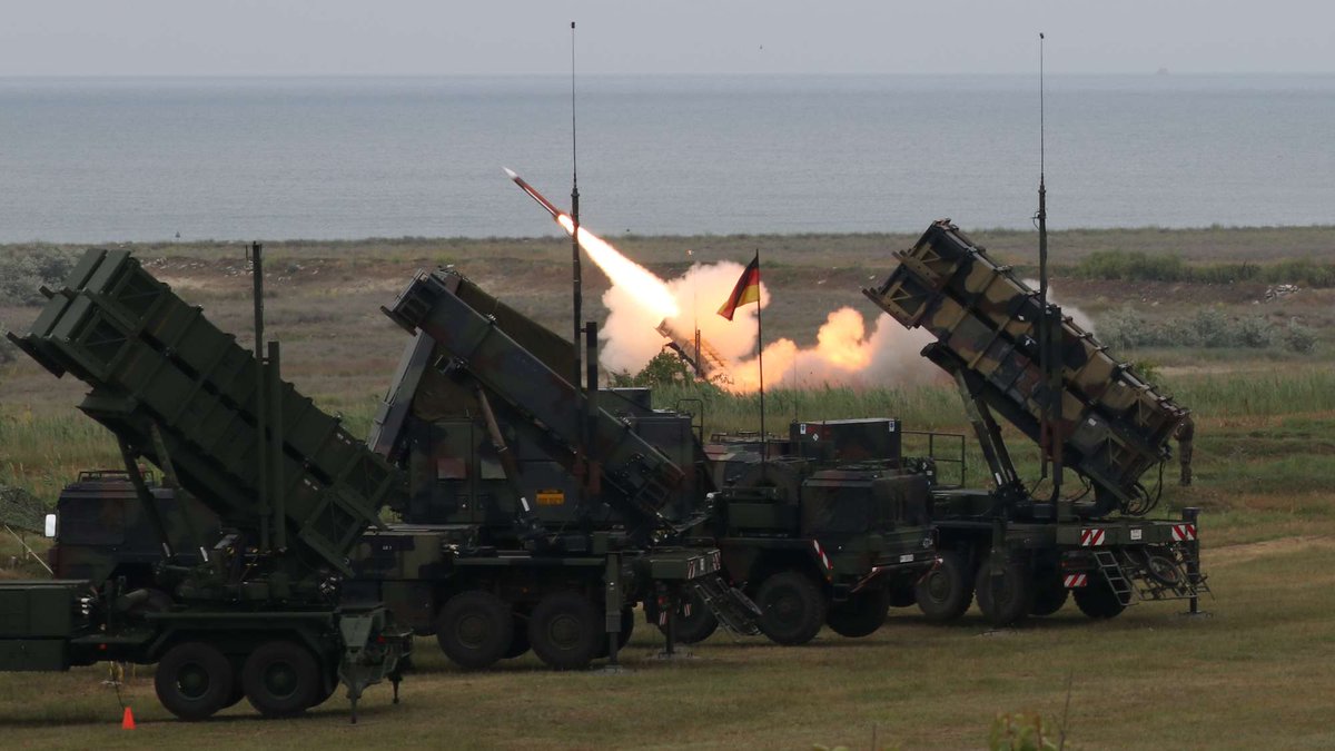 deaidua's tweet image. A spokesperson for the German Ministry of Defence announced at today's government press conference that he can't confirm US President Trump's statement that MIM-104 Patriot fire units were already on their way to #Ukraine.
He once again highlighted the German Minister of…
