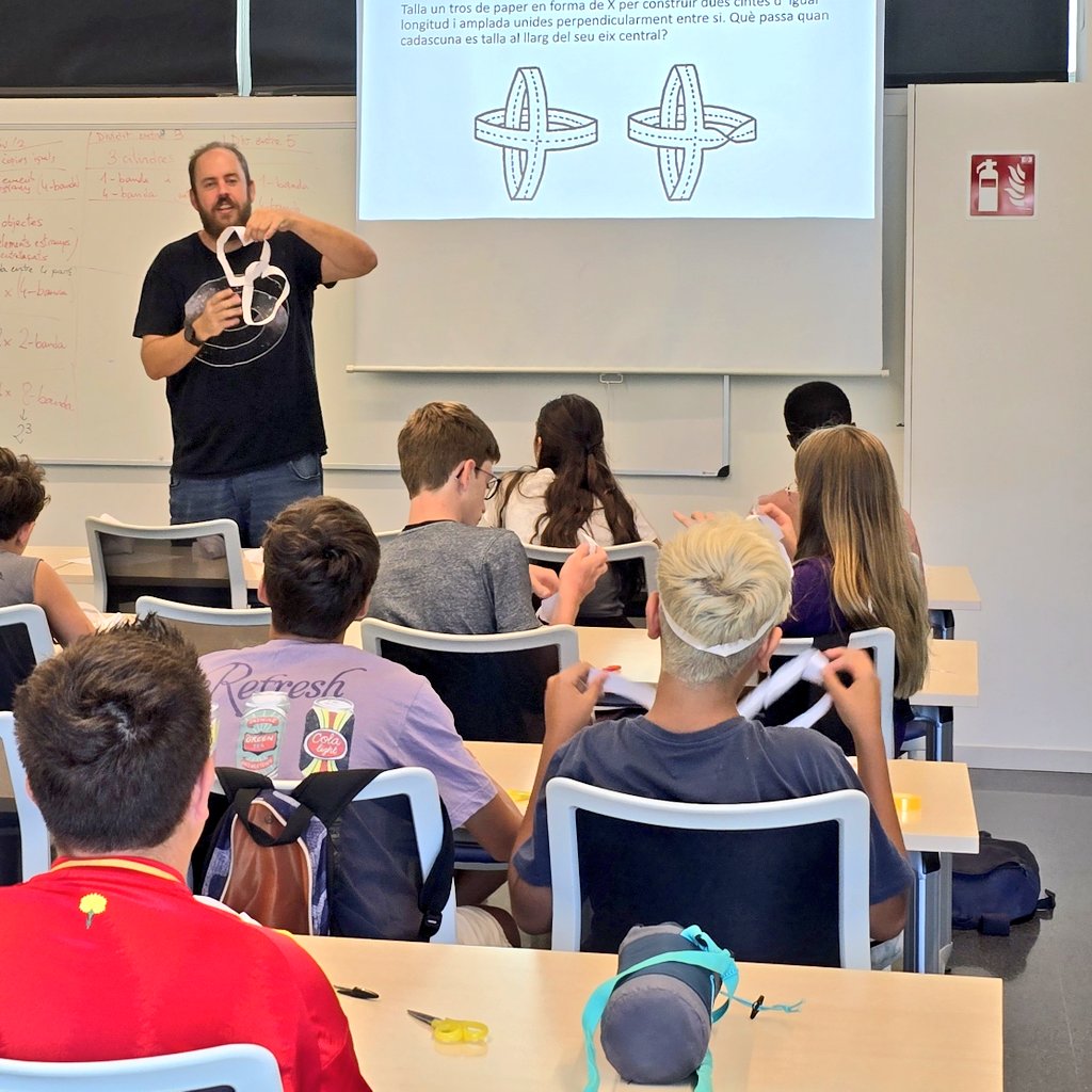 Juan Miguel Ribera (@juanripu) on Twitter photo 🔁 Feim voltes a la banda de Möbius!
Avui hem gaudit d’un taller on hem descobert conceptes de topologia i vist com està present en l’art, la ciència i la indústria amb <a href="/anabelen_petro/">Ana Belén Petro</a> i <a href="/luciarotger/">Lucia Rotger</a>
Una activitat per donar-li moltes voltes a les matemàtiques!
#SeràsUIB 🔁 Feim voltes a la banda de Möbius!
Avui hem gaudit d’un taller on hem descobert conceptes de topologia i vist com està present en l’art, la ciència i la indústria amb <a href="/anabelen_petro/">Ana Belén Petro</a> i <a href="/luciarotger/">Lucia Rotger</a>
Una activitat per donar-li moltes voltes a les matemàtiques!
#SeràsUIB