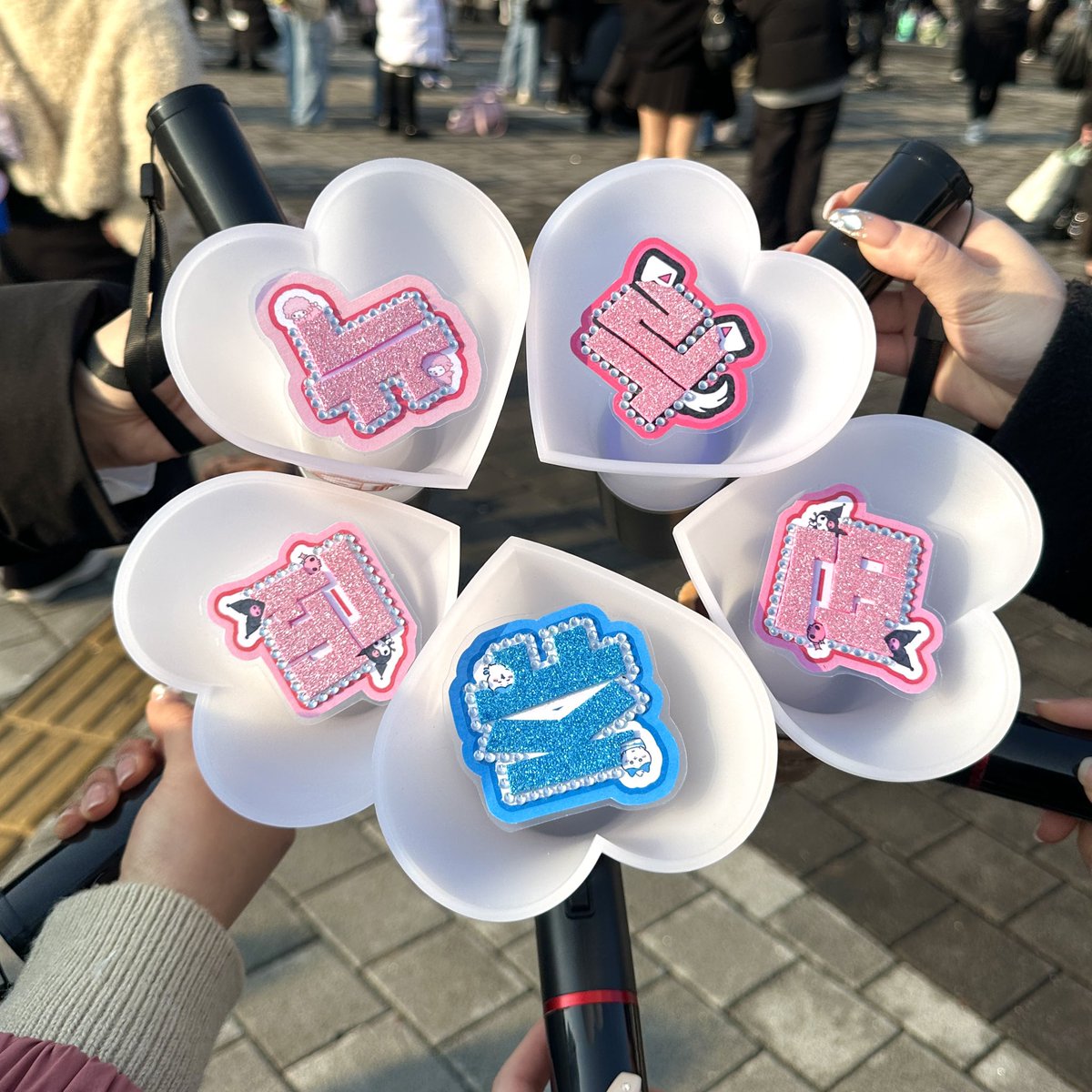 𝗧𝗛𝗘 𝗕𝗢𝗬𝗭 < 𝗧𝗛𝗘 𝗕𝗟𝗔𝗭𝗘 > 𝗪𝗢𝗥𝗟𝗗 𝗧𝗢𝗨𝗥 𝗜𝗡 𝗦𝗘𝗢𝗨𝗟

더보이즈 콘서트에서 더비봉 미니 네임보드를 나눔합니다 🩵

ෆ 일정 - 8/8~8/10
ෆ 수량 - 멤버 당 2개씩 매일 20개씩 총 60개
ෆ 인증 - RT+ 팔로우 &amp; 7기 or 응원봉 or 당일 티켓 (3개 중 택1)
ෆ  시간 &amp; 장소 - 당일