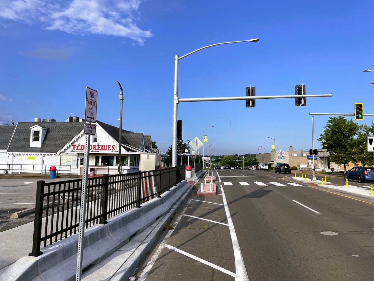 STLCityGov's tweet image. #ICYMI Safety improvements on Chippewa by Ted Drewes were recently completed.
Here's what's new:
- Barriers
- Signalized midblock crosswalk
- Improved lighting
- Bump-outs
- Relocation of the east parking lot entrance
- Pan-tilt-zoom camera tied into Real Time Crime Center