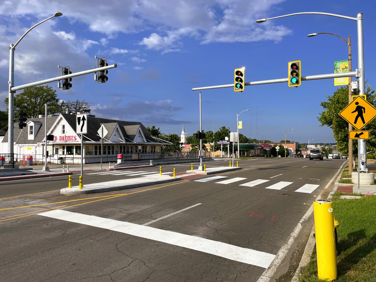 STLCityGov's tweet image. #ICYMI Safety improvements on Chippewa by Ted Drewes were recently completed.
Here's what's new:
- Barriers
- Signalized midblock crosswalk
- Improved lighting
- Bump-outs
- Relocation of the east parking lot entrance
- Pan-tilt-zoom camera tied into Real Time Crime Center