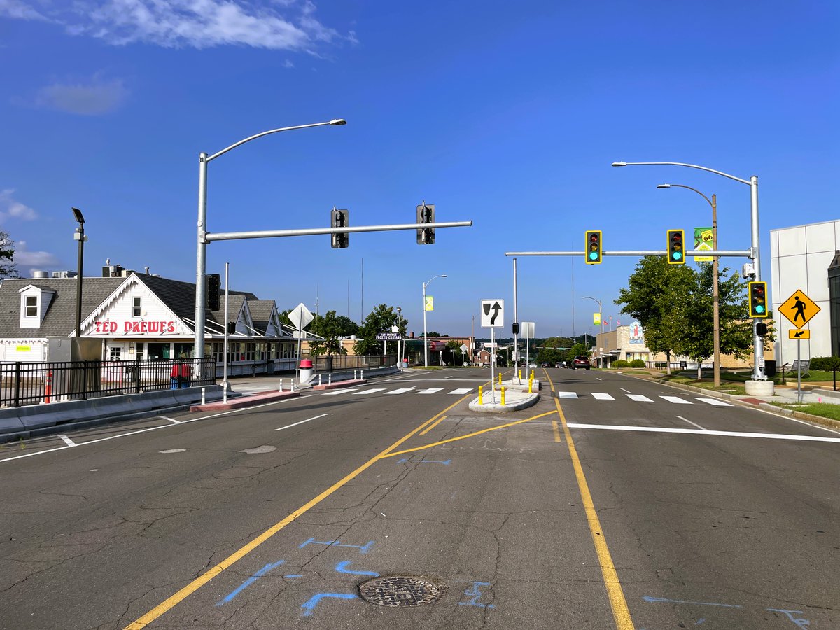 STLCityGov's tweet image. #ICYMI Safety improvements on Chippewa by Ted Drewes were recently completed.
Here's what's new:
- Barriers
- Signalized midblock crosswalk
- Improved lighting
- Bump-outs
- Relocation of the east parking lot entrance
- Pan-tilt-zoom camera tied into Real Time Crime Center