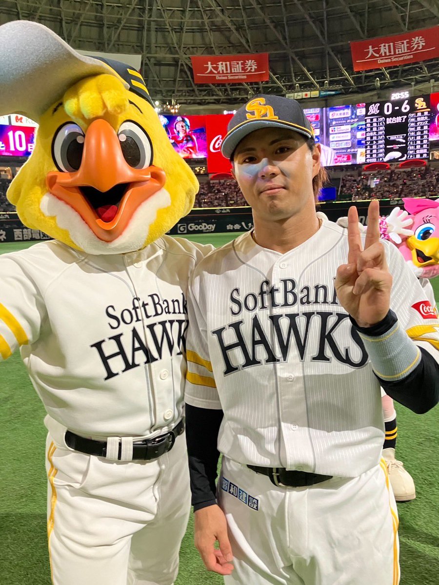 hawksHarry's tweet image. たかほー☆☆☆ 3連勝!!
大関投手、8回無失点の力投⚾️
打線もタイムリーなどで6得点!
みんなも全力応援ありがとう👊🏻
明日は、北九州でファイト!九州デー♪
カード最終日!絶対に勝とう!
熱中症対策忘れずに!
#sbhawks