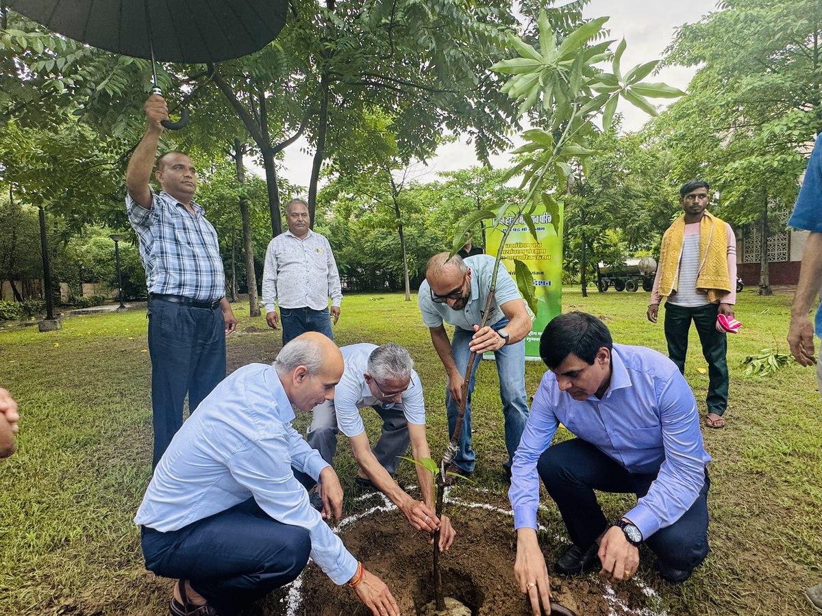 सुख, समृद्धि, और खुशहाली के प्रतीक हरेला पर्व की हार्दिक बधाई और शुभकामनाएं।आज GBU मैं हरेला के जनक श्री हरीश रौतला जी की पहल को आगे बढ़ाते हुए,कुलपति श्री राणा प्रताप जी, और अन्य पदाधिकारियों के साथ व्रक्षरोपण किए।
#sandeepbalyan
#sandeepbalyanparyavaran
#harelafoundation