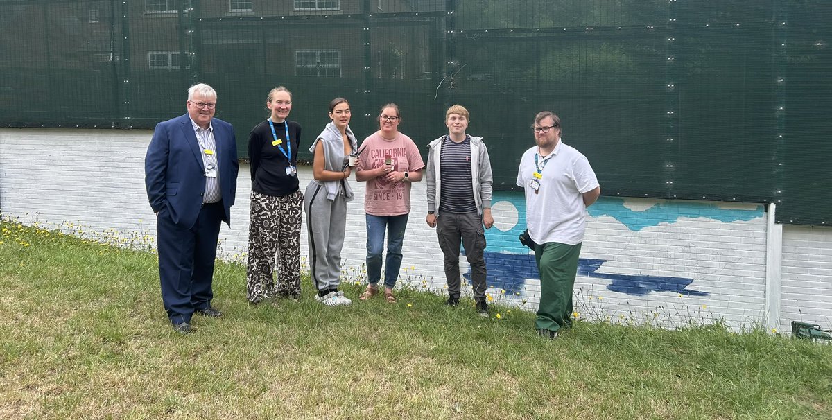 NeilCarrMPFT's tweet image. I really enjoyed meeting the under and post graduate design students from @wlv_uni today who were creating murals with help from our patients. They also had some other supervisors - our 🦆 family which has expanded significantly - we have duck families in most ward gardens now!