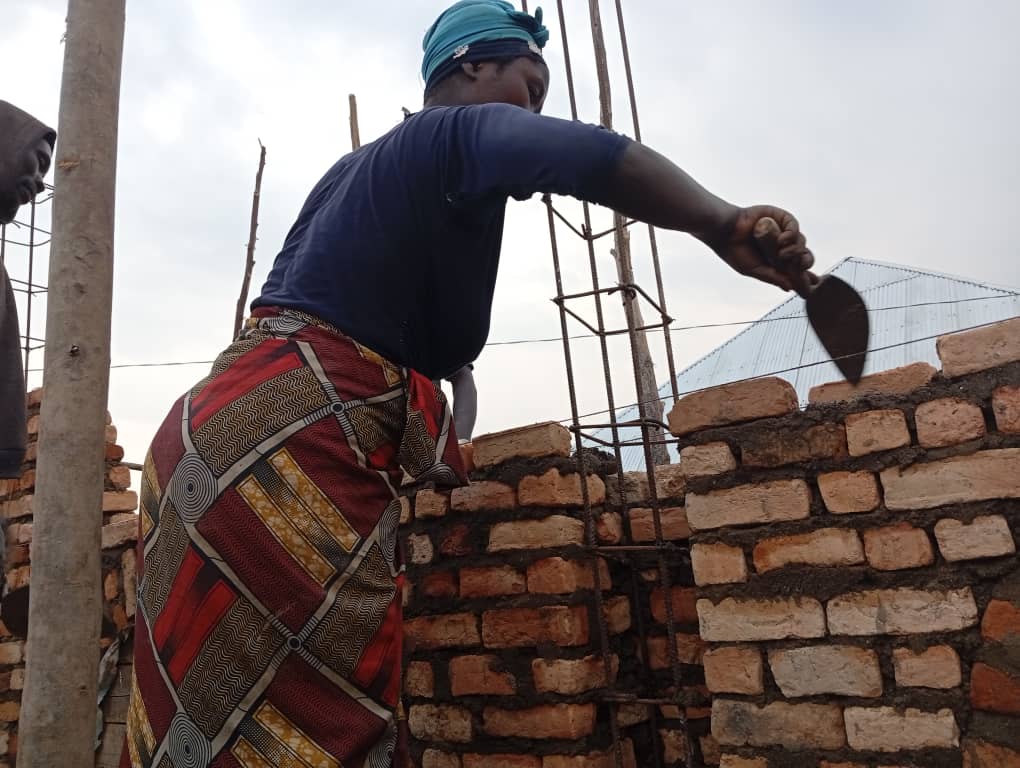 Certaines femmes exerçant les activités de maçonnerie dans la ville de #Kayanza en commune Kayanza de la province Butanyerera disent que cette activité leur permet de contribuer dans les besoins de leur famille. Des hommes collègues apprécient la qualité de leur travail.