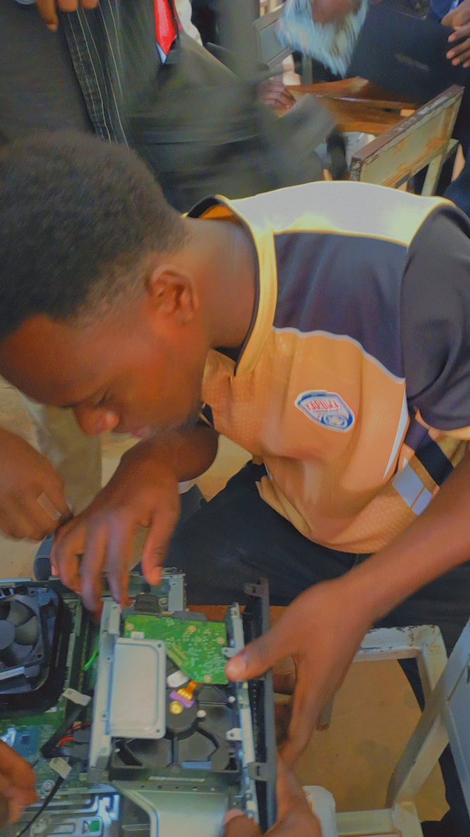 ThreadScripts's tweet image. CS students, what’s the hardest bug you’ve ever fixed? 🐞🔥
Computer Science is not just about coding; it’s about thinking, failing, and building again until it works. 💻
Let’s keep learning, one debug at a time. 🚀
#ComputerScience #TechStudents #100DaysOfCode