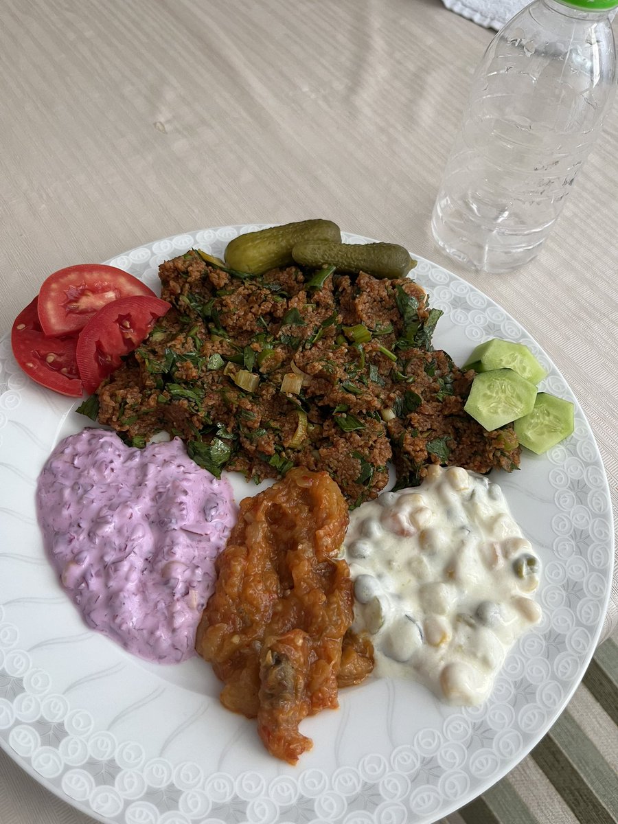 Alt komşumuz getirdi, uzun zamandır böyle kaliteli bi kısır yememiştim 10/10