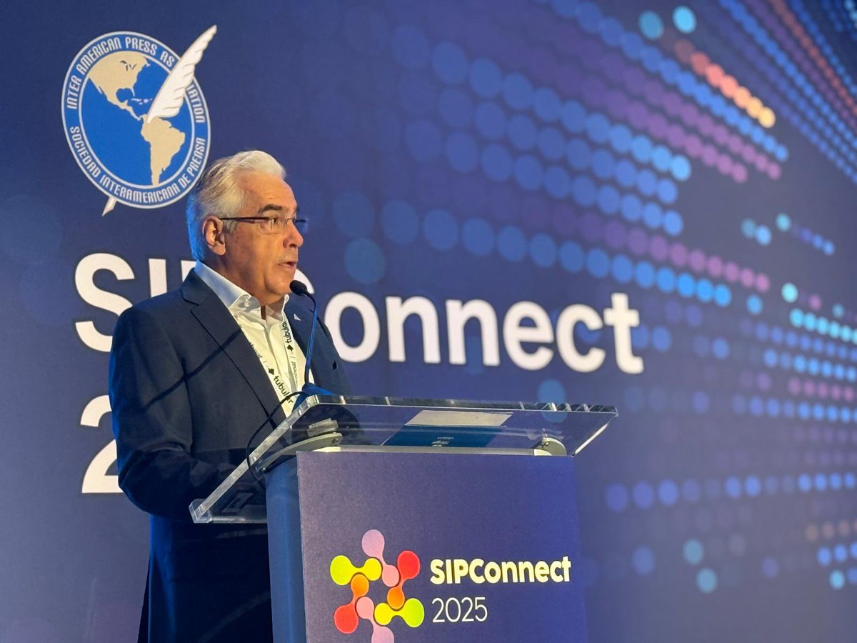 💬El presidente de la SIP, José Roberto Dutriz, dio la bienvenida a los participantes con un mensaje claro: “El periodismo libre, independiente y de calidad sigue siendo indispensable para nuestras democracias (…)