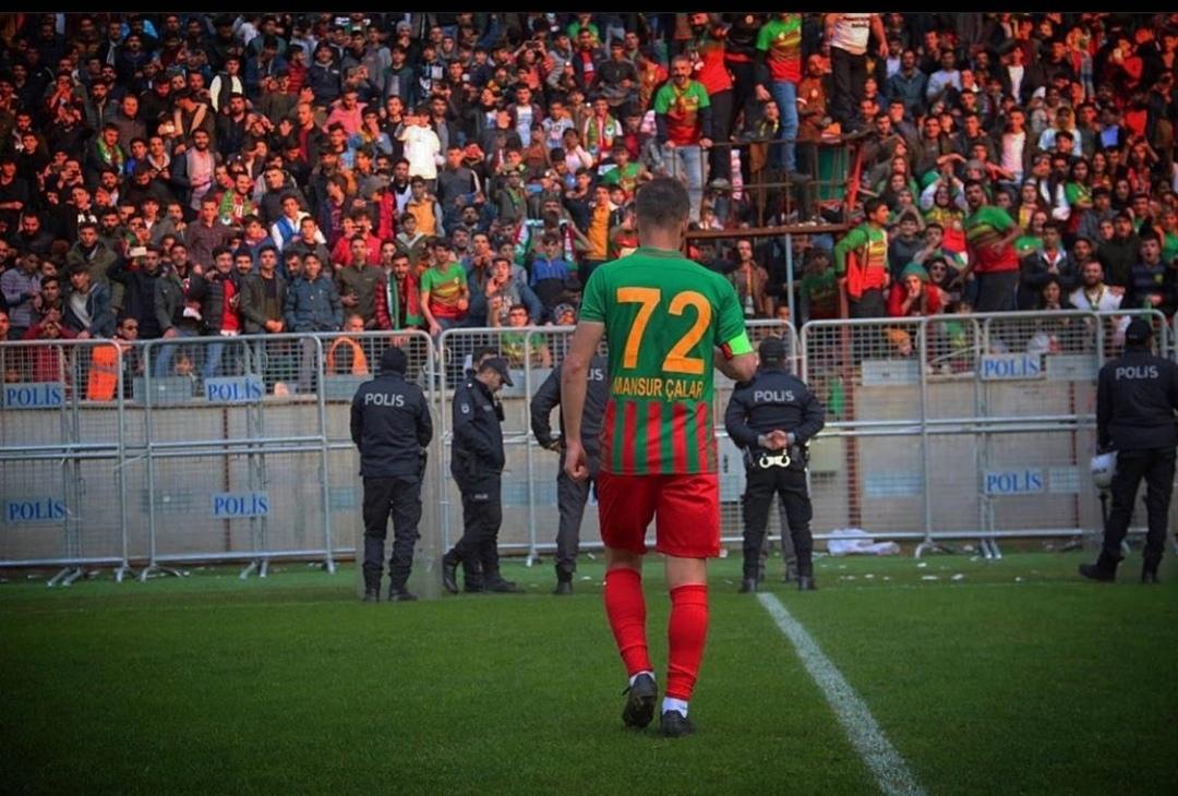 Dik duruş gösteren Mansur'dan, Deniz'den, Tekin'den, Yusuf'tan;
yüzyıllar boyu futbol tarihinde kara leke olarak kalacak maçta "memleket takımına" karşı ne mutlu türk'üm diyen Abdullah'a...