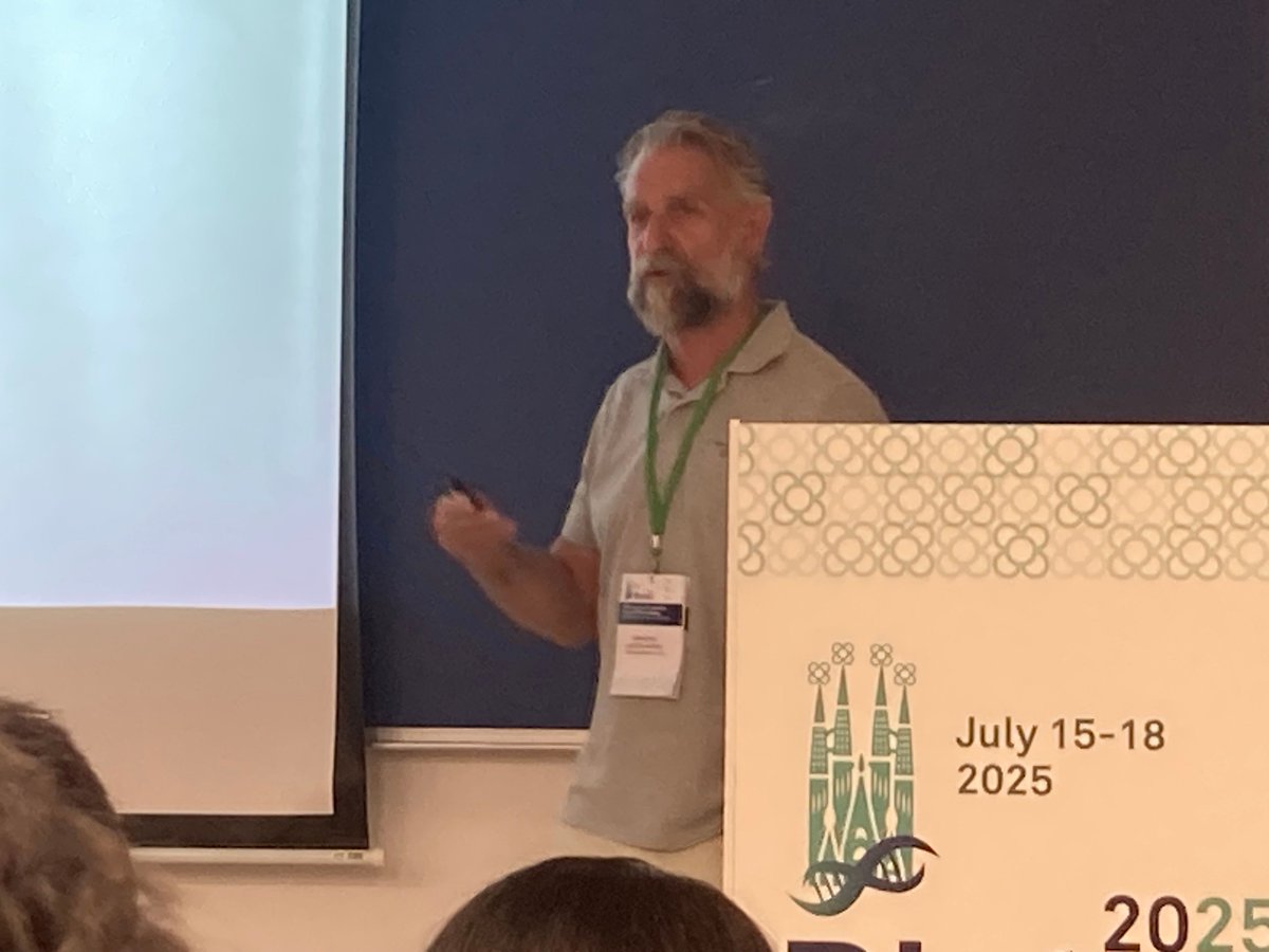 SSebiot's tweet image. #Biotec2025 🧬 ☘️ Abraham Esteve @IMDEA_Agua @UAHes presenta diversas aplicaciones prácticas de la electroquímica microbiana (MET), la capacidad de los microorganismos de generar corrientes electricas entre ellos.
#EnviromentalBiotech
👉 buff.ly/AbCJJSE