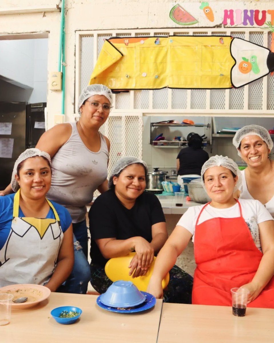 cdrcorporacion's tweet image. 🥳¡Celebramos 25 años de historia, lucha y vida: celebramos a CESOLES!
🌻Desliza para conocer algunos de los rostros que acompañaron la fiesta en el barrio. Y con un cariño inmenso, rendimos un homenaje especial a Norita, pilar fundamental, co-fundadora de Cesoles.
#HonrarLaVida