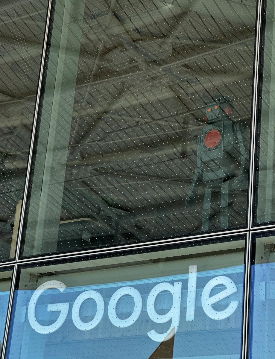rustybrick's tweet image. Google robot creeping by window seroundtable.com/photos/robot-c…