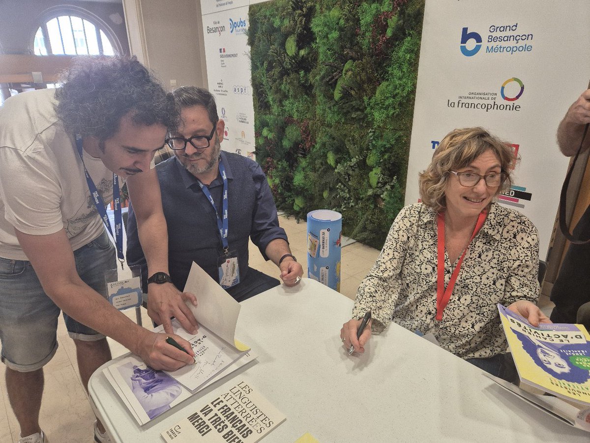 cafepedagogique's tweet image. Les linguistes atterré.e.s Anne Abeillé, Christophe Benzitoun, Dan Van Raemndonck en dédicace au Congrès mondial #fipf2025
Présentation @cafepedagogique.bsky.social : cafepedagogique.net/2025/06/30/un-…