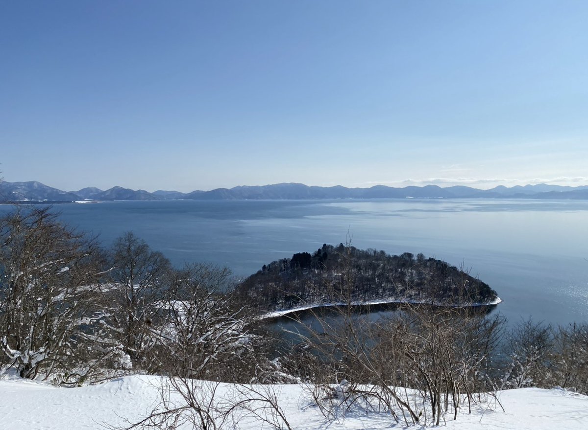 InawashiroAQ's tweet image. 猪苗代湖が #ラムサール条約 に登録されました。
世界で福島県唯一の #バンダイホソガムシ を残せるように。後世に誇れる水環境を整えられるように頑張らなくてはなりません。
1枚目:鬼沼から猪苗代湖、磐梯山を望む
2枚目:しぶき氷と猪苗代湖
3枚目:名倉山から望む翁島と猪苗代湖
#カワセミ水族館