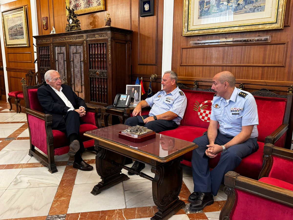 Gobierno de Melilla (@gobiernomelilla) on Twitter photo El presidente de la Ciudad <a href="/imbrodamelilla/">Juan José Imbroda</a> ha recibido en su despacho a los comandantes militares aéreos saliente Fernando González-Conde López y entrante Enrique Javier López Bernabé, con raíces familiares en Melilla. El presidente de la Ciudad <a href="/imbrodamelilla/">Juan José Imbroda</a> ha recibido en su despacho a los comandantes militares aéreos saliente Fernando González-Conde López y entrante Enrique Javier López Bernabé, con raíces familiares en Melilla.