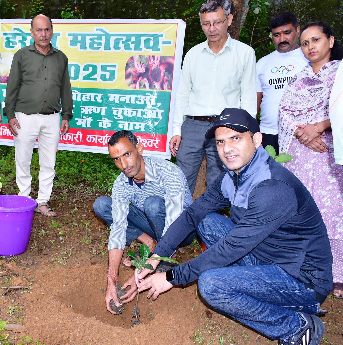 हरेला पर्व के अवसर पर जनपद में आयोजित विभिन्न कार्यक्रमों में प्रतिभाग किया।
<a href="/DIPR_UK/">Uttarakhand DIPR</a>