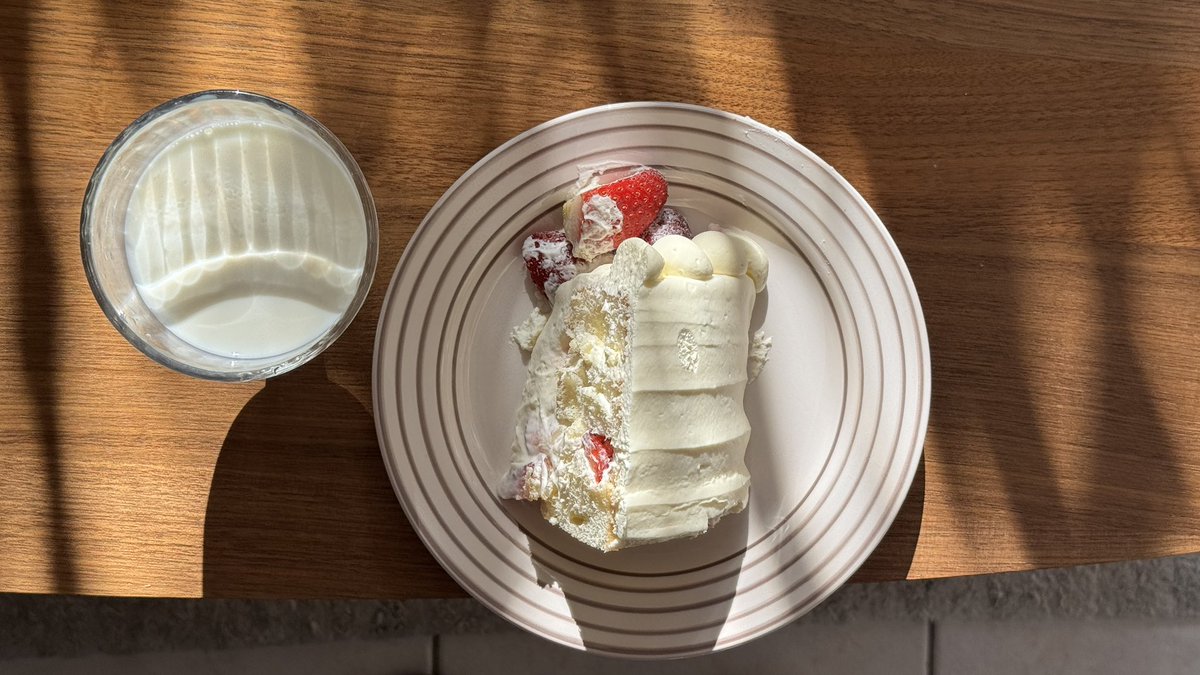 오늘 내 최애케이크 먹엇다 . 🍰
퐁실퐁실하고 .. 하나도 안느끼해.. 기영이처럼먹음