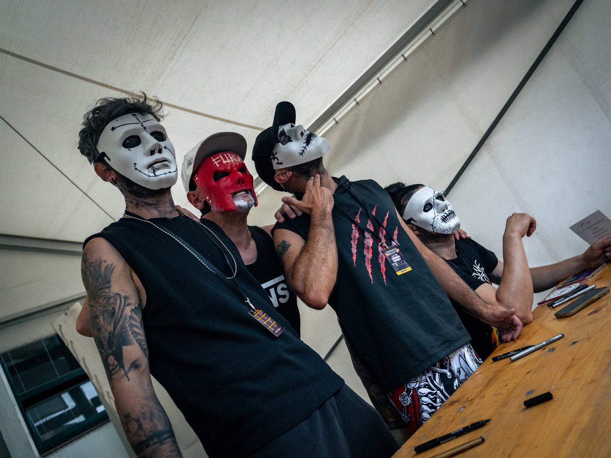 hurricanesaturn's tweet image. HOS meet and greet #mastersofrock