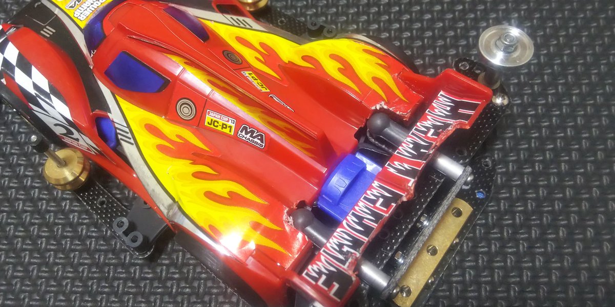 kei_tnsk_MF's tweet image. 今日一目惚れして買ったヒートエッジ‼️
ボウルリンクマスダン付けるのにボディが干渉して乗らんかったから、ニッパーとデザインナイフで無理やり削った(笑)
ウイングも少しなくなったけど、初めて改造したぁ!って感じで満足(笑)
#ミニ四駆好きと繋がりたい
#ミニ四駆初心者