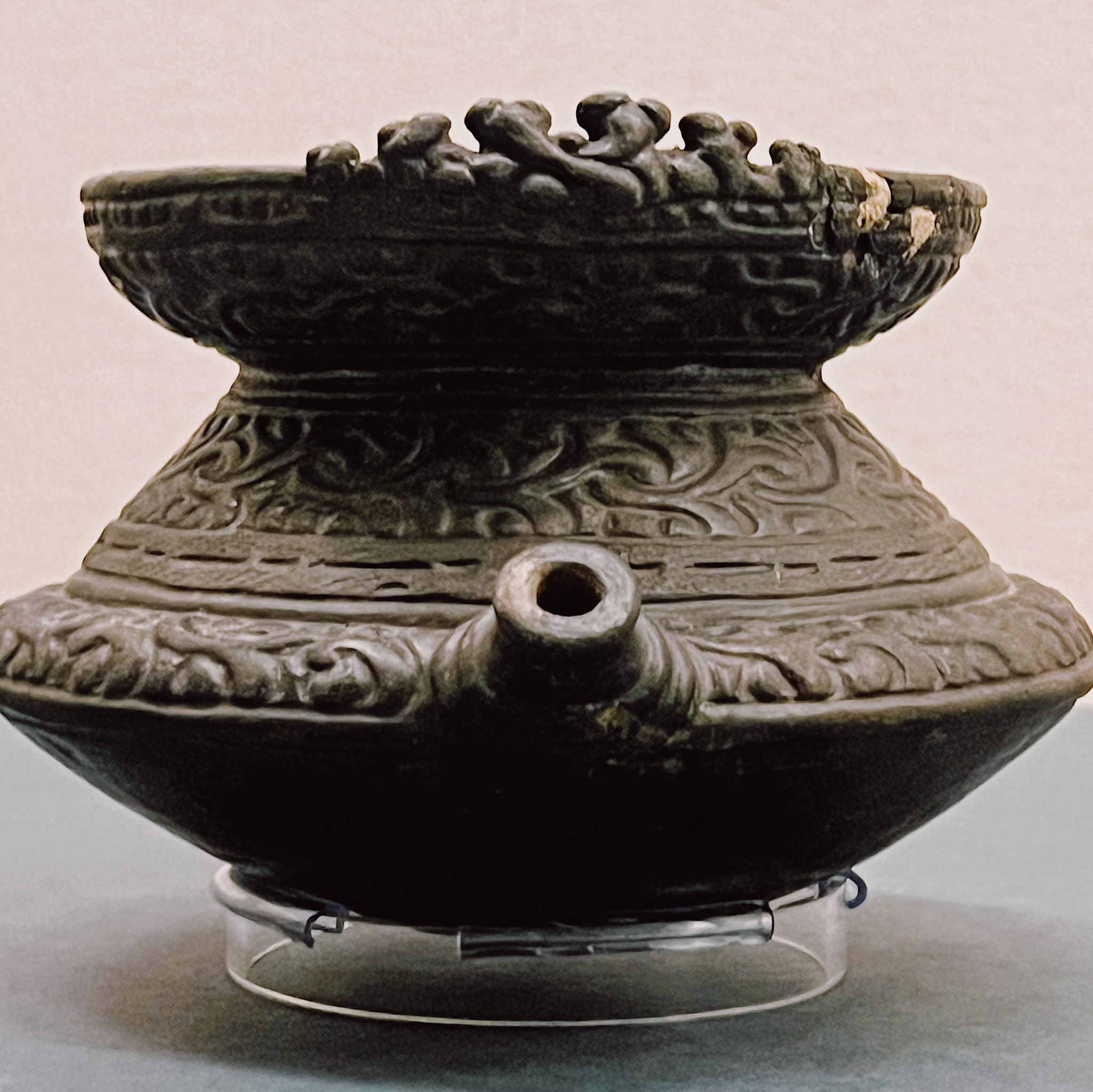 売ってない非売品。激レアの縄文土器上部のフチで穴が空いています