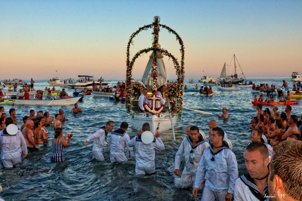 plalanda_II's tweet image. Es hoy su día
y la mar sonriente
feliz la acoge
mientras mil marineros
a su Patrona alaban...
Cármenes, marinos,
es día de Fiesta:
la Virgen del Carmen
con su rostro sereno
ha de estar contenta.
Mi felicitación para quienes hoy celebran su onomástica y patronazgo.
@Lentejitas