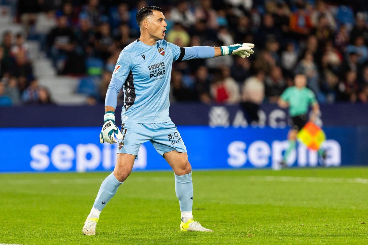 MundoSegunda_'s tweet photo. 👀👉 El Real Zaragoza se posiciona para hacerse con los servicios de 𝐀𝐍𝐃𝐑𝐄𝐒 𝐅𝐄𝐑𝐍𝐀𝐍𝐃𝐄𝐙.

El guardameta se encuentra libre tras finalizar contrato con el Levante UD.

Habría competencia, el CD Leganés también aprieta y está muy atento.

Vía @diarioas https://t.co/OB90rPGah1