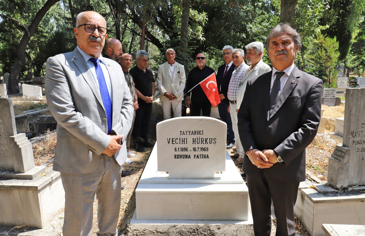 temadankara's tweet photo. Pilot Astsubay (Küçük Zabıt) Vecihi Hürkuş'u vefatının yıl dönümünde Cebeci Asri Mezarlığında andık.
 Bu vesile ile ebediyete intikal etmiş şehit pilot astsubaylarımızı da şehitlikte ziyaret ettik.
Ruhları şad, mekanları cennet olsun! https://t.co/ss8F2xNwum