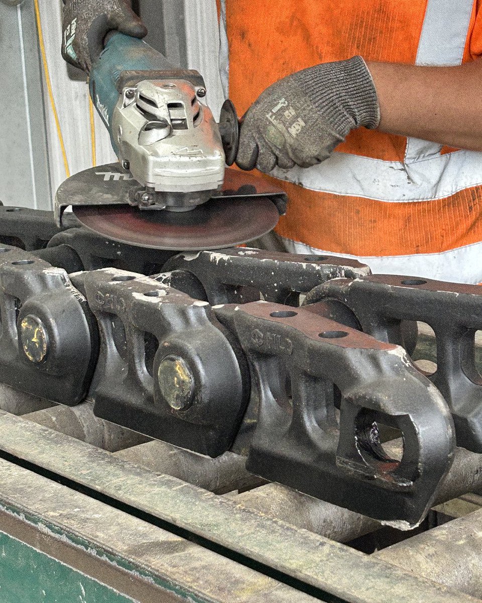 Meet the Workshop, the crew behind our heavy-duty undercarriage supply.

They work non-stop to meet demand, build assemblies, and change out tracks in the yard.
#InsideAstrak #Teamwork #Workshop #AstrakGlobal