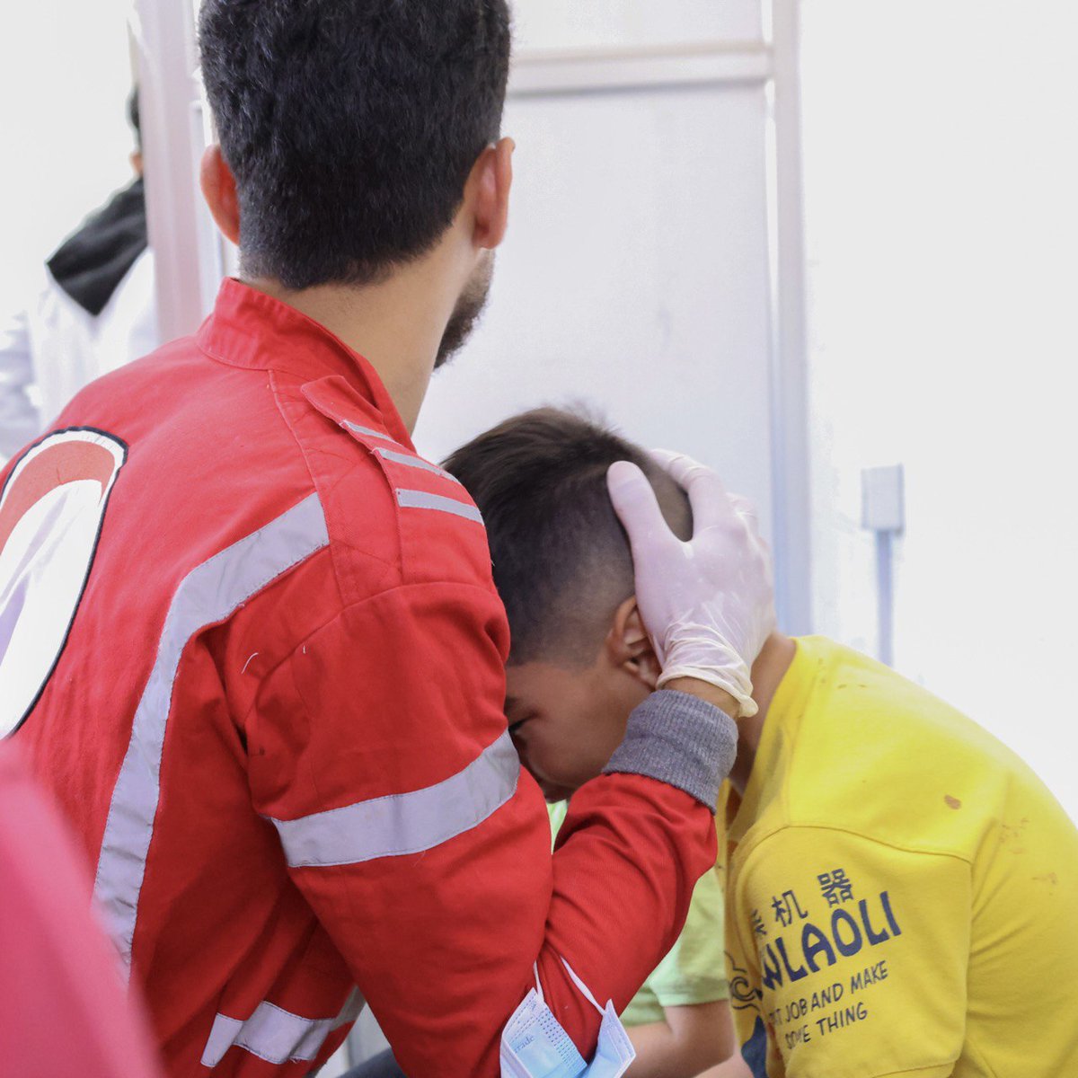 SYRedCrescent's tweet image. 🚨 In #Sweida & #Daraa @SYRedCrescent remain committed to its humanitarian mission, delivering first aid & essential LifeSaving measures to those injured.
#SARC appeals to all parties to facilitate its teams work & ensure safety enabling them to continue serving those in need.