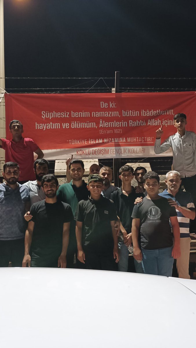 “De ki: Şüphesiz benim namazım, ibadetlerim, hayatım ve ölümüm Âlemlerin Rabbi olan Allah içindir.”
Enam 162,Allah’a kulluğun şeriatla hayat sürmenin ilanıdır
<a href="/kdgenclik/">Köklü Değişim Gençlik Kolları</a>, ülke genelinde olduğu gibi Adana'da da çeşitli yerlere Rabbimiz'in beyanını astı

#Enam162
#MukaddesatınıKoru