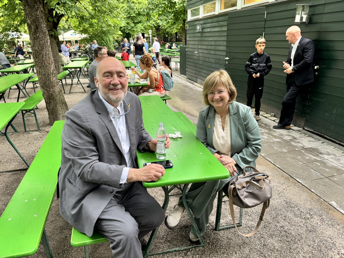 TalyaLador's tweet image. Ohne Bier, aber mit guter Stimmung: Ich habe mich gefreut, gestern @Ron_Prosor bei seinem Besuch in München begleiten zu dürfen. 🍻“