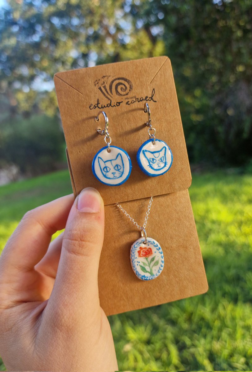 ¡Buenas! Debido a que estamos pasando algunas dificultades económicas, estoy intentando poner en marcha este emprendimiento. Son piezas de arcilla polímerica pintadas a mano, un cuadrito para usar ☺️
Los pendientes valen 18€ y los collares 12€! Me ayuda mucho la difusión 🥹
