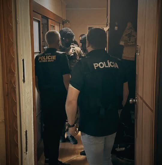BIS (@biscz) on Twitter photo Úspěšná mezinárodní akce <a href="/PolicieCZ/">Policie ČR</a> (NCTEKK) a BIS. Speciální tým dnes zadržel na Ukrajině mladíka podezřelého z loňských výhružných e-mailů stovkám škol v ČR.
Podle prvotních informací ČR nebyla jediným jeho cílem a útočil v řadě států Evropy. Aktivity zadrženého s největší Úspěšná mezinárodní akce <a href="/PolicieCZ/">Policie ČR</a> (NCTEKK) a BIS. Speciální tým dnes zadržel na Ukrajině mladíka podezřelého z loňských výhružných e-mailů stovkám škol v ČR.
Podle prvotních informací ČR nebyla jediným jeho cílem a útočil v řadě států Evropy. Aktivity zadrženého s největší