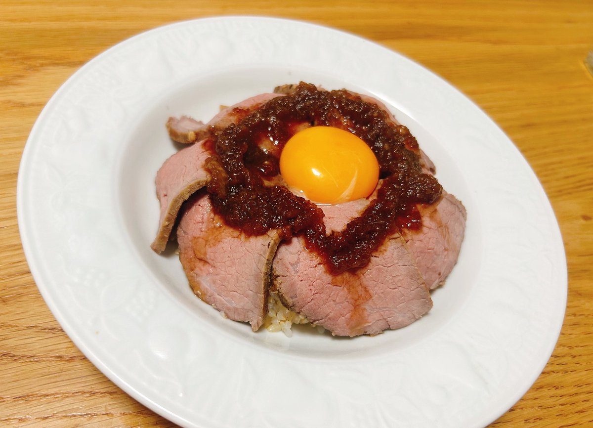 asakogohan's tweet photo. ローストビーフ丼
玉ねぎとバルサミコ酢のソース
見えてないけどワサビも添えてあります。

ローストビーフの下味は塩胡椒ニンニクの超シンプルだけどめちゃ美味しかった。
残りは小分けにして冷凍します。

#晩ご飯 https://t.co/t44icyfWyu