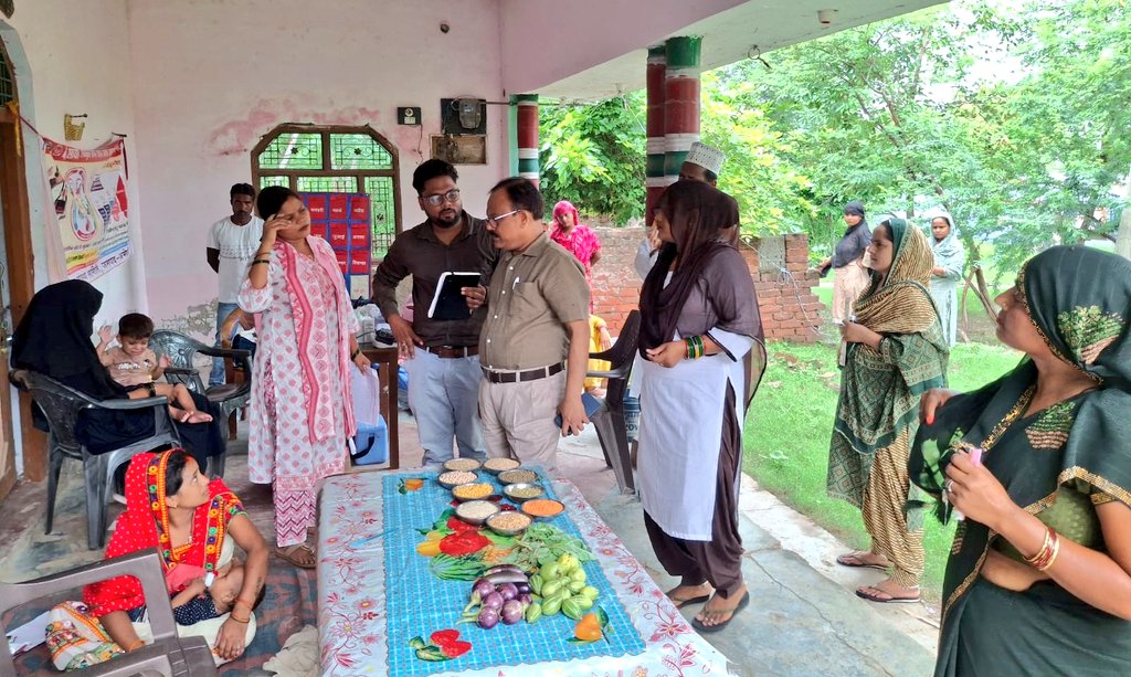 cdoamethi's tweet image. आज दिनांक 16 जुलाई 2025 को ग्राम पूरे रानी बजगढ़ी में आयोजित VHSND सत्र का मुख्य चिकित्साधिकारी अमेठी द्वारा निरीक्षण किया गया, जिसमें 5 गर्भवती महिलाओं एवं 15 बच्चों का सफलतापूर्वक टीकाकरण हुआ। सत्र में आशा, आंगनबाड़ी कार्यकत्री उपस्थित रहीं एवं सभी लॉजिस्टिक्स उपलब्ध पाए गए।