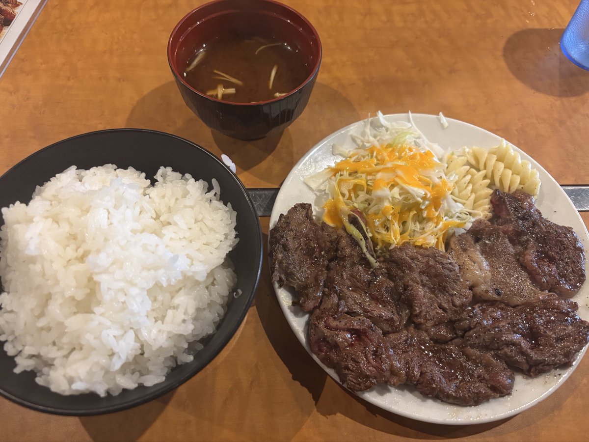 kumakaccheee's tweet photo. 住吉にあるステーキ屋
値段お手頃で本当に美味い

ランチで行くと混み合ってること多々で米なくなったら終了だから時間ミスると食べれない😭

名古屋きたらまじで行って欲しい https://t.co/9UZeuDPN3D