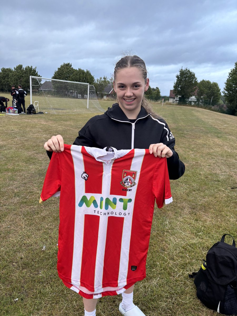 ✍️ We are delighted to announce the signing of Tegan Hands for the 25/26 season. 

Tegan has spent the last 3 seasons playing for Kewford Eagles Women &amp; Last season she scored 13 Goals in 19 games. 

Welcome Tegan 
.
.
.
#Glassgirls